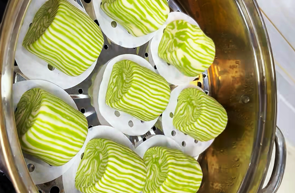 Recette de Petits Pains au Pandan cuits à la vapeur et fourrés à la noix de coco