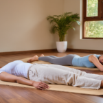 Les deux postures ayurvédiques qui offrent un repos plus profond que le sommeil : Shavasana et Makarasana expliquées